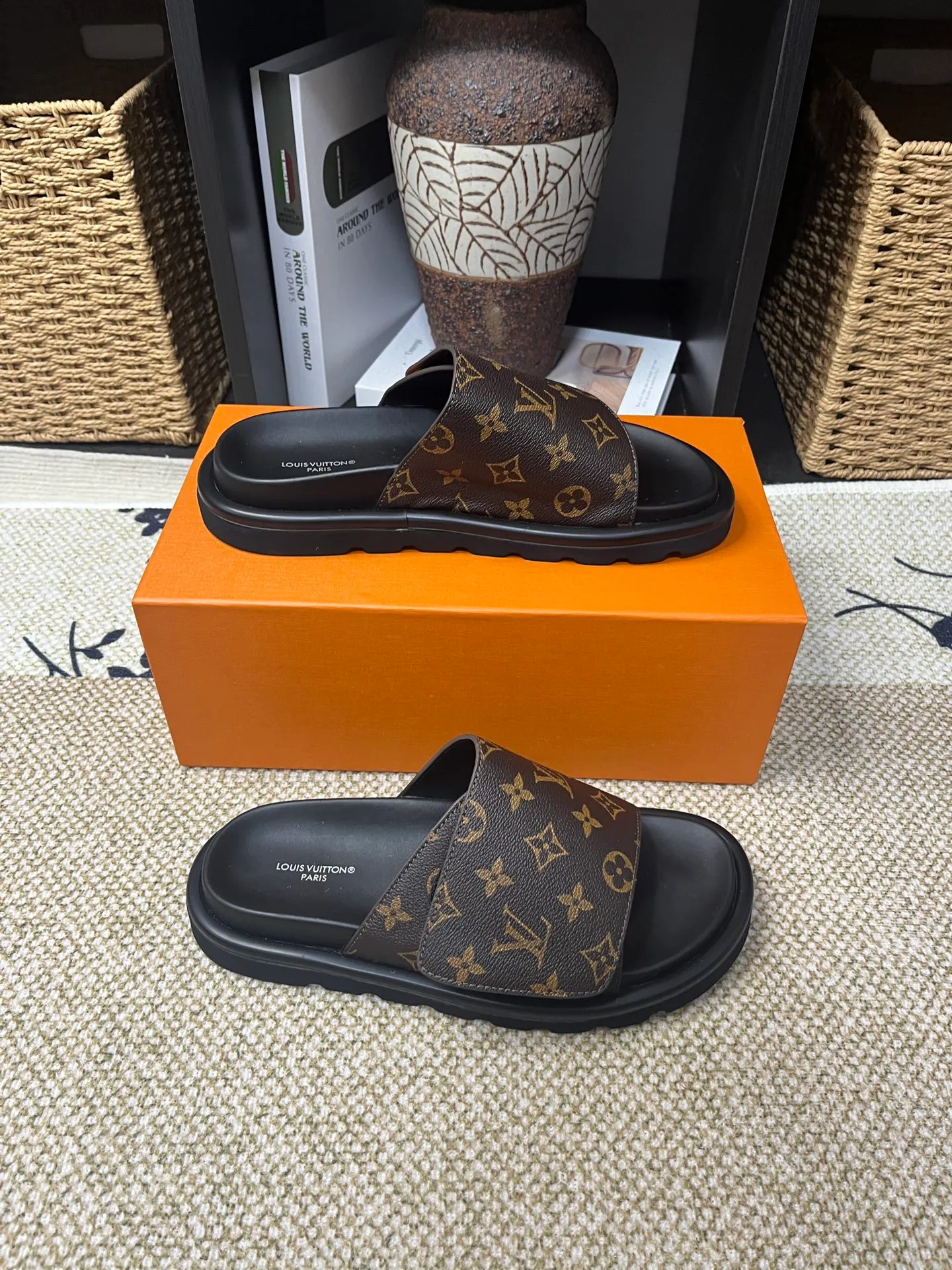 P340 [New Style] [LOUIS VUITTON] Louis Vuitton, LV printing, men's and women's slippers are now on the market, packed in drawer boxes with cloth bags and cards, the upper pattern looks very soft and waxy, and is a super versatile leg slimming tool. Fabric: imported denim/canvas/old fabric, LV hardware LOGO, official website pattern printing, comfortable to wear, feet: high-elastic PU water table. Sole: foam sole, heel height: about 5cm. Code number: 35-46, 35, 45, 46 are custom-made and non-returnable. Color: multiple colors and styles available.